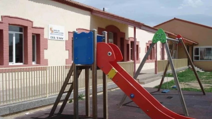 Los siete pequeños de la familia Acasandre acuden a diario a la escuela de Almarza