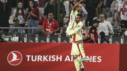 Ferran celebra junto a Lamine Yamal su gol, en el Turquía - España