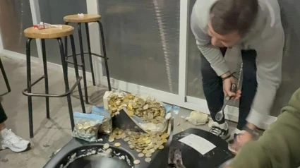 ADRIAN ABRIENDO EL INODORO DE MONEDAS