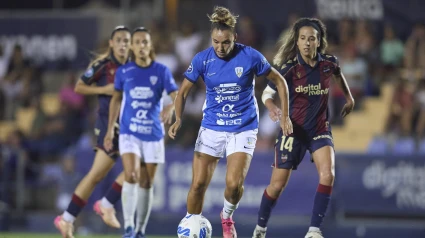 Yiyi, controlando el balón, en un momento del partido jugado ante el Levante Féminas