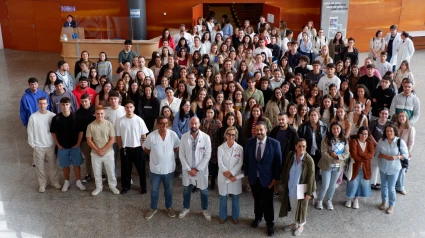 Foto de familia de bienvenido de alumnado con varios directivos