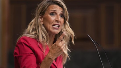 La vicepresidenta segunda y ministra de Trabajo y Economía Social, Yolanda Díaz, interviene este martes durante el Pleno del Congreso de los Diputados en Madrid. EFE/ Borja Sánchez-Trillo