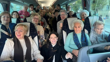 (Foto de ARCHIVO)La concejala María Segovia junto a un grupo de personas mayores que participaba en un viaje.REMITIDA / HANDOUT por AYUNTAMIENTO DE JAÉNFotografía remitida a medios de comunicación exclusivamente para ilustrar la noticia a la que hace referencia la imagen, y citando la procedencia de la imagen en la firma01/1/1970