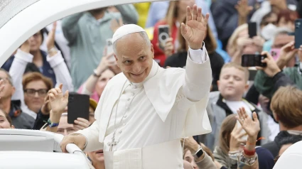 VATICAN CITY (Vatican City State (Holy See)), 10/09/2025.- Pope Leo XIV greets faithful as he arrives for his weekly General Audience in St. Peter's Square, in Vatican City, 10 September 2025. (Papa) EFE/EPA/FABIO FRUSTACI