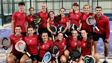 Selección Navarra de menores de pádel durante un entrenamiento