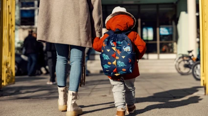 Madre con su hijo entrando en el colegio en la vuelta al cole de este septiembre de 2025