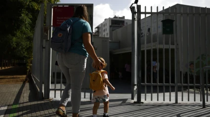 Madre con su hijo entrando en el colegio en la vuelta al cole de este septiembre de 2025