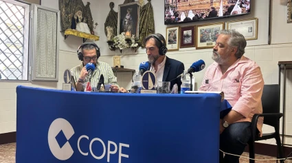 Grabación del primer 'Carrera Oficial' de la temporada 2025-26 en la taberna cofrade D'Recogía