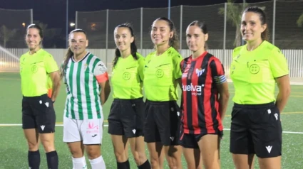 Jugadoras del Sporting de Huelva y el Córdoba Femenino antes de un partido