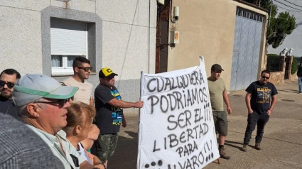 concentración vecinal de apoyo al detenido en Olleros de Tera (Zamora) que apuñaló, presuntamente, a un hombre de 40 años