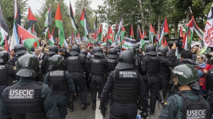 Agentes de la Guardia Civil y la Policía Nacional intervienen ante los manifestantes en la etapa de este martes en Galicia.