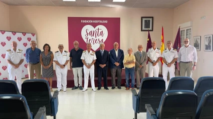 El Almirante posa con el equipo de la Hospitalidad de Santa Teres