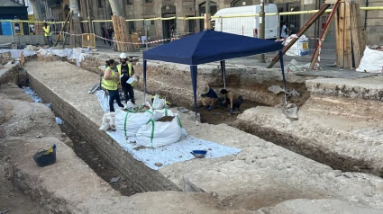 10/09/2025 Barcelona descubre 44 metros de una muralla medieval del siglo XIV en las obras de la Rambla.Los trabajos arqueológicos de las obras de la Rambla de Barcelona que está llevando a cabo BIMSA han descubierto un tramo de 44,88 metros de la muralla del siglo XIV con una anchura máxima de 2,9 metros y una torre pentagonal de 8,32 por 4,21 metros.POLITICA AYUNTAMIENTO DE BARCELONA