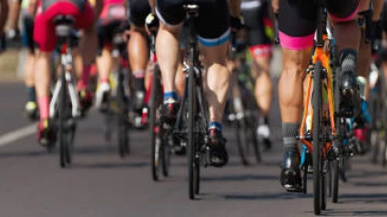 Pelotón de ciclistas en carretera