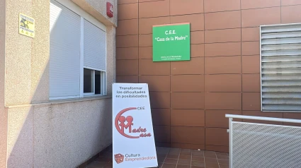 La falta de transporte escolar deja una situación "caótica" en el CEE Casa de la Madre de Mérida