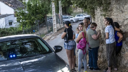 Un hombre ha muerto este miércoles por arma de fuego en Prado Negro, una pedanía de Huétor Santillán (Granada), ha informado a EFE la Guardia Civil, que trabaja para detener al autor del homicidio después de que se haya atrincherado en su vivienda con la mujer del fallecido. EFE/Miguel Ángel Molina