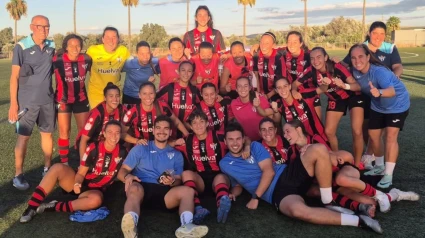 Plantilla del Sporting de Huelva celebra la victoria en Córdoba
