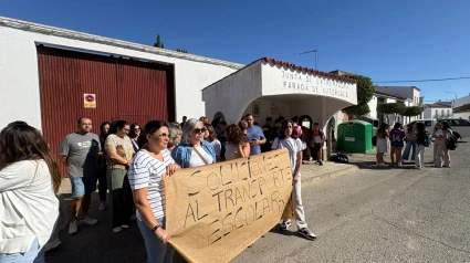 Manifestación en los colegios por la falta de transporte escolar