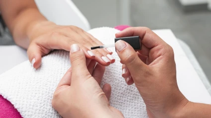 Manicura en un salón de belleza