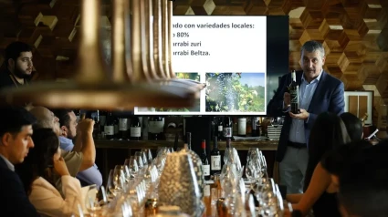 El somelier vasco Mikel Garaizabal dirige una cata de vinos durante la misión en Méjico