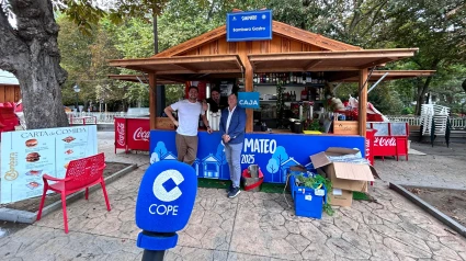 Hosteleros ante una de las casetas del Paseo del Bombé en Oviedo