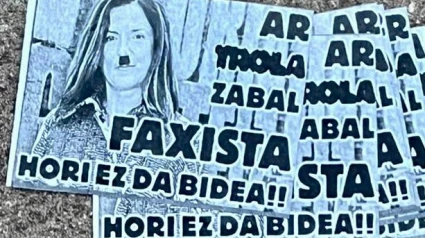 Panfletos lanzados en la puerta de la casa de la número dos del Ayuntamiento de Vitoria