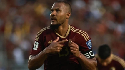 Salomón Rondón celebra un gol con la camiseta de Venezuela