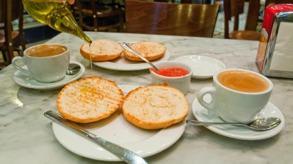 Desayuno español: tostada con aceite de oliva y salsa de tomate y una taza de café. Madrid.