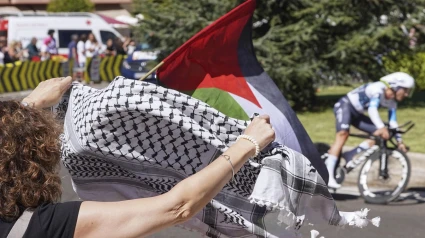 Una mujer protesta por la situación en Palestina durante la 18º etapa de la Vuelta Ciclista a España