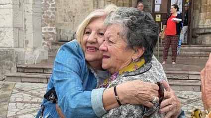 Geli abrazando a su hermana, en Llanes, después de volver a verse tras 20 años