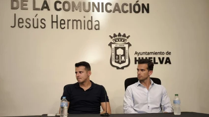 El periodista, Isaac Fouto, y el colegiado, Alejandro Quintero González, durante la charla
