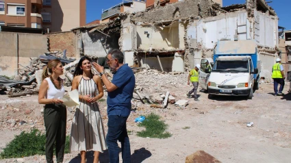 Las concejalas de Desarrollo Local y Urbanismo, junto a un arquitecto municipal, supervisan los derribos en San Cristóbal