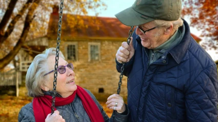 Dos personas mayores disfrutando de sus momentos