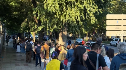 ESTUDIANTES ESPERANDO AL AUTOBÚS EN MONCLOA