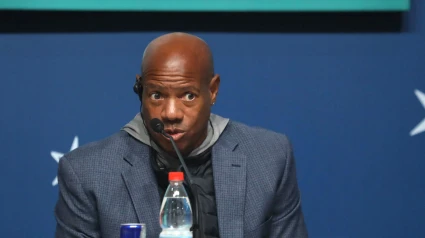 Mike Powell sigue teniendo en su poder el récord del mundo de salto de longitud.