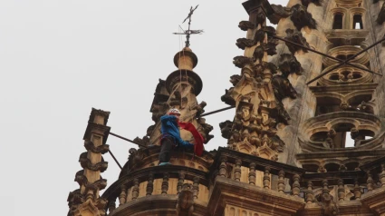 Joaquín Álvarez colocando una de las banderas rojas con la Cruz de los Ángeles