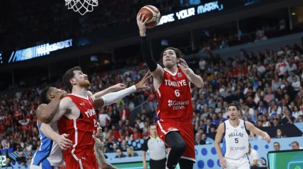 Cedi Osman entra a canasta durante el Grecia - Turquía