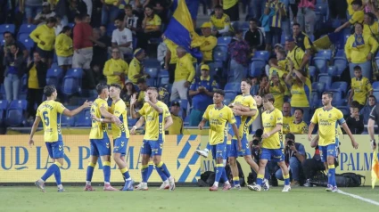 Los jugadores de Las Palmas celebra un gol ante la Real B