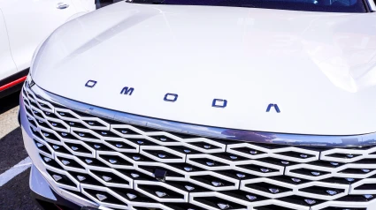 Nuevo vehículo Chery Omoda 5 junto a la oficina del concesionario oficial