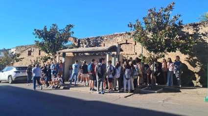 Alumnos de Salvatierra esperando el autobús