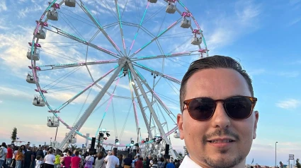 Jorge Lorenzo posa con la noria que se compró en Vieste de fondo.