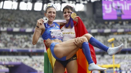 María Pérez levanta a la italiana Palmisano, segunda clasificada, y gran amiga suya.