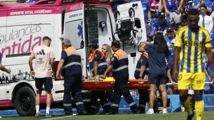 Nacho Vidal es evacuado en ambulancia tras el choque con Diego Rico.