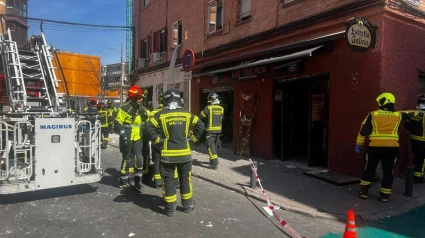 Imagen de los bomberos trabajando sobre el inmueble
