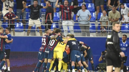 Los jugadores del Huesca celebran el gol de Liberto