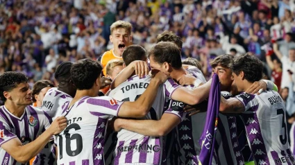 Los jugadores del Valladolid celebran uno de los tres goles ante el Almería