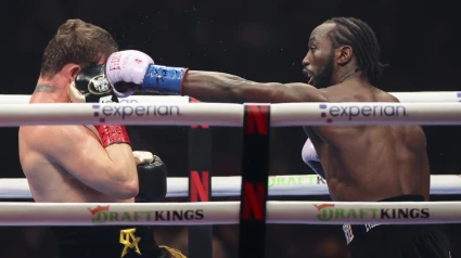 Terence Crawford golpea a Canelo Álvarez durante el combate de esta madrugada.