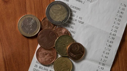 Monedas y ticket de la compra