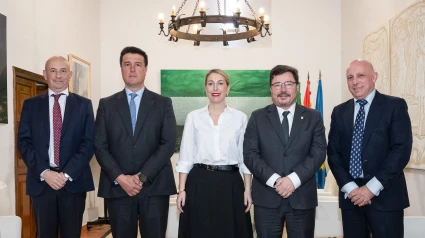 Paco Porras, de la Unidad de Negocio de Data Centers de Merlin Properties, a la derecha, en una reunión de Ismael Clemente, CEO de Merlin, con la presidenta de la Junta de Extremadura