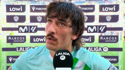 Héctor Bellerín, jugador del Betis, con el micrófono de Movistar
